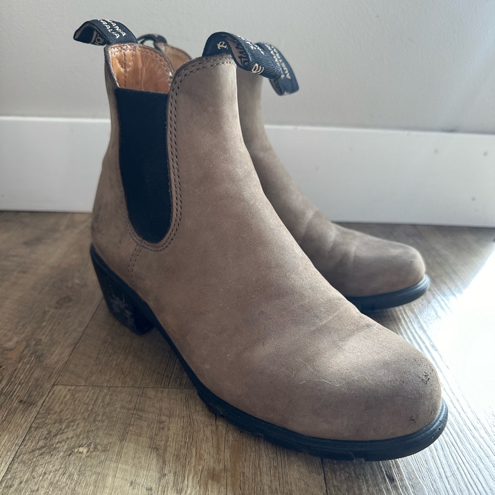 Blundstone heeled boots in taupe suede, 8.5